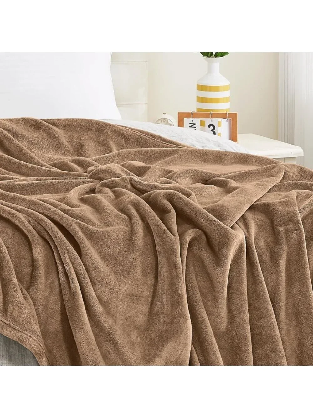 Cozy Brown Fleece Throw Blanket - Soft, Lightweight, Warm for All Seasons 50x60